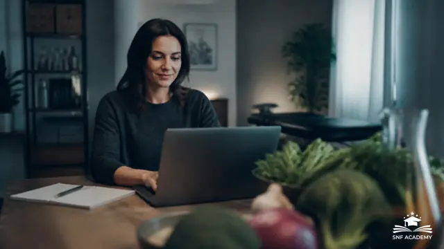 Ernährungscoachin arbeitet am Laptop mit frischem Gemüse im Vordergrund. Thema: Google ist keine Suchmaschine. Alles, was Sie über Google und YouTube und das Alphabet zu wissen glauben, könnte falsch oder lückenhaft sein