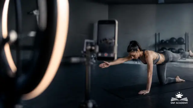 Fitnesstrainerin filmt eine Übung mit Smartphone und Ringlicht. Thema: Influencer Ausbildung Schweiz